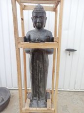 biddende staande boeddha in natuursteen