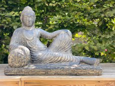 boeddha liggend in natuursteen