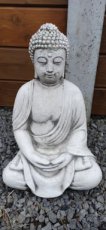 boeddha zit in beton
