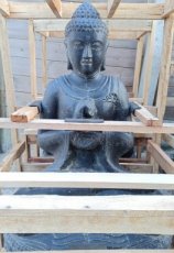 boeddha zit met handje in natuursteen