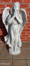 Engel biddend in beton