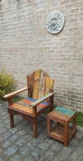 stoel en bijzettafeltje in boothout